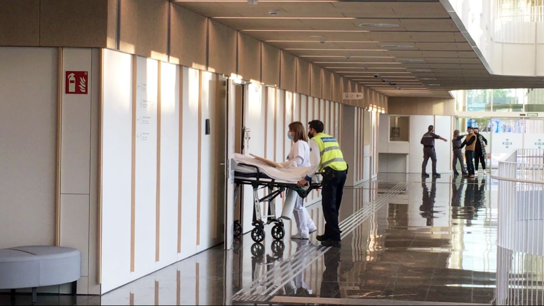 Fotografia de l'interior de la nova Clínica Girona: una pacient en camilla entrant a l'ascensor