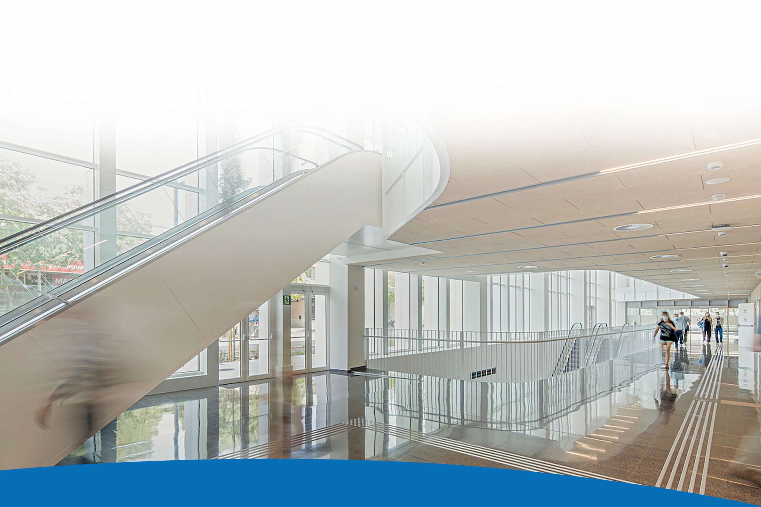 Vista de les instal·lacions interiors de la Clínica, amn escales mecàniques per facilitar l'accessibilitat.