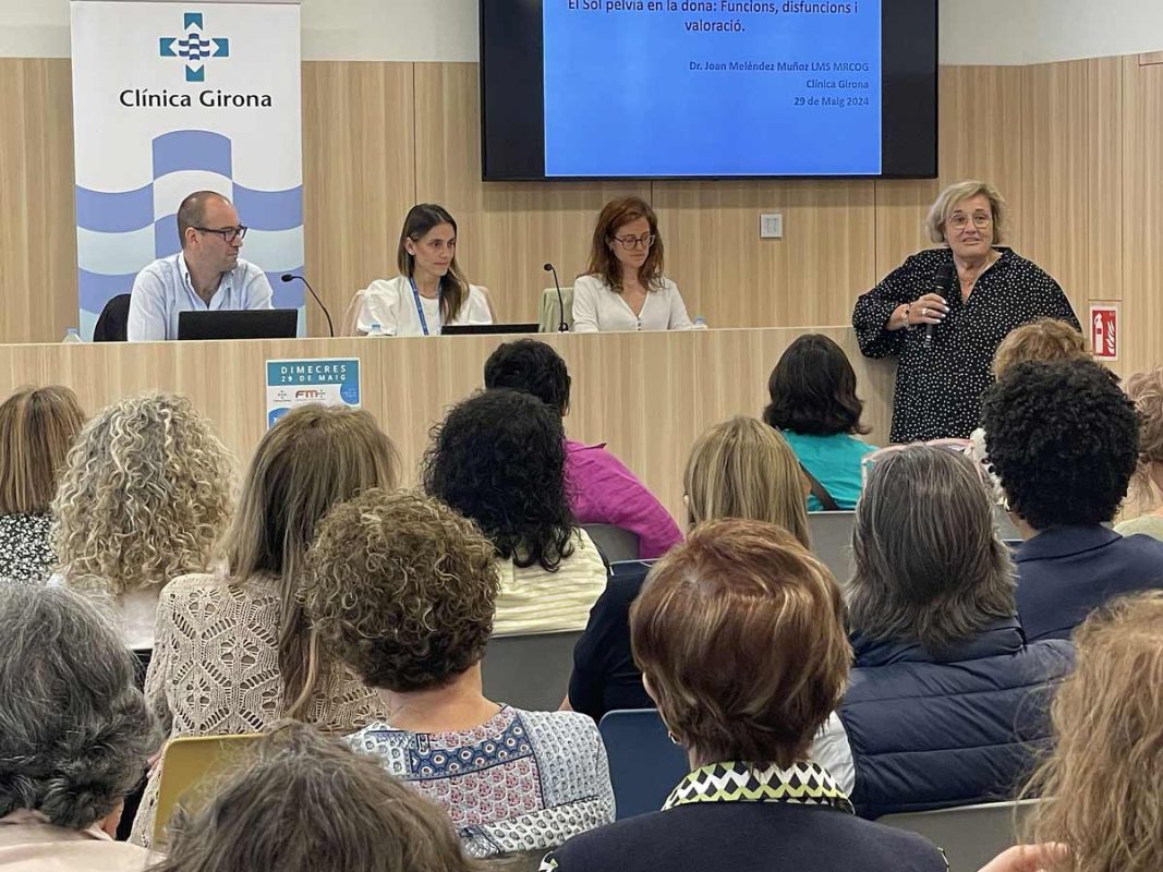 Dr Eva Palau, medical director of Clínica Girona, during the welcome to the talk.