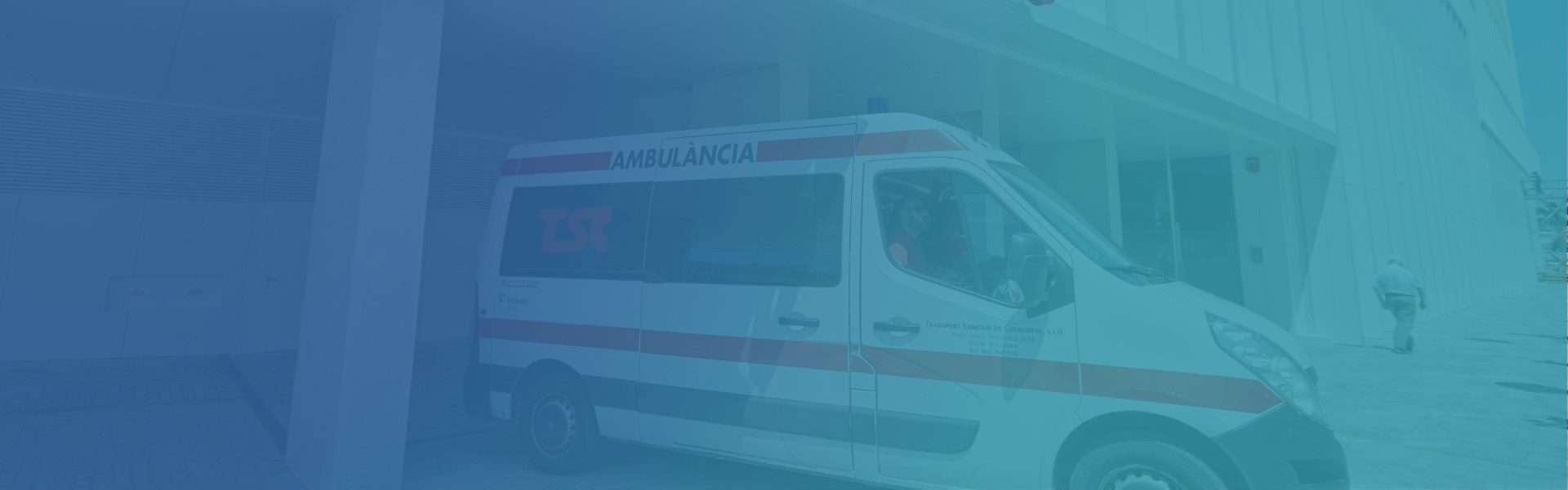 Ambulància a l'entrada de la Clínica Girona