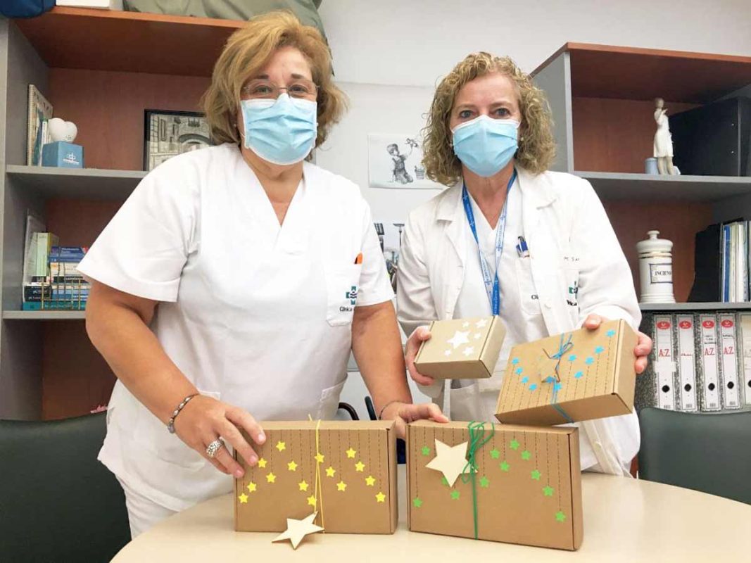 La Dra. Eva Palau, Directora Assistencial de Clínica Girona i Montserrat Sargatal, Directora d’Infermeria, amb les Capses dels Records.