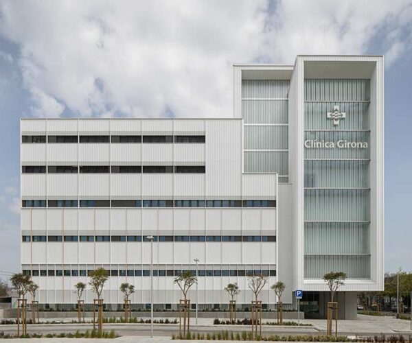 Vista frontal de l'edifici de la Clínica Girona