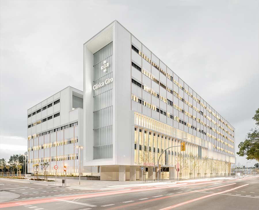 Vista de perfil de l'edifici de la Clínica Girona