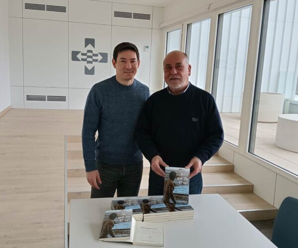 A la foto, Pellicer fa lliurament dels exemplars al Director d’Administració i Personal del centre, Josep Rigau.