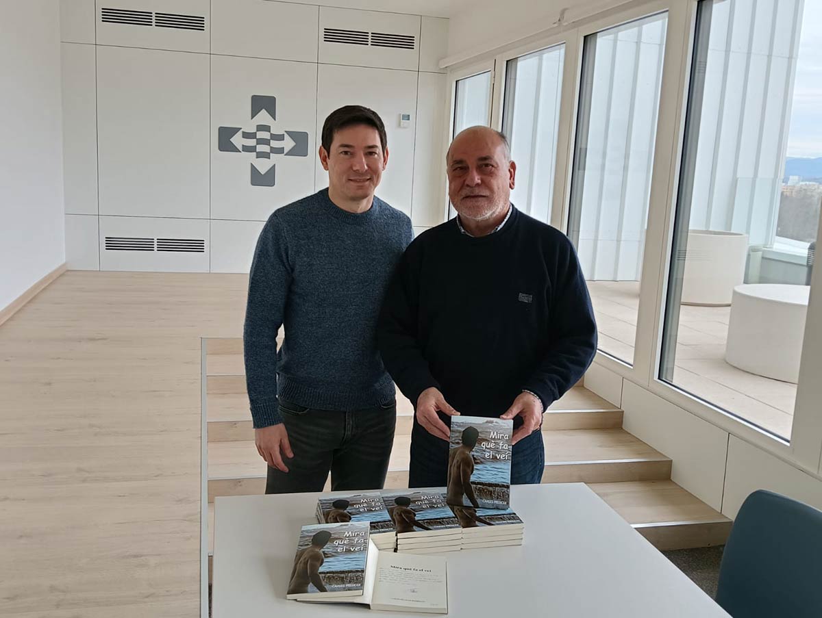 A la foto, Pellicer fa lliurament dels exemplars al Director d’Administració i Personal del centre, Josep Rigau.