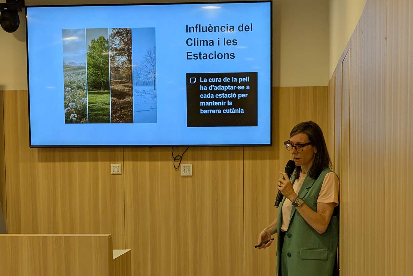 Conferència sobre com tenir cura de la pell a Clínica Girona