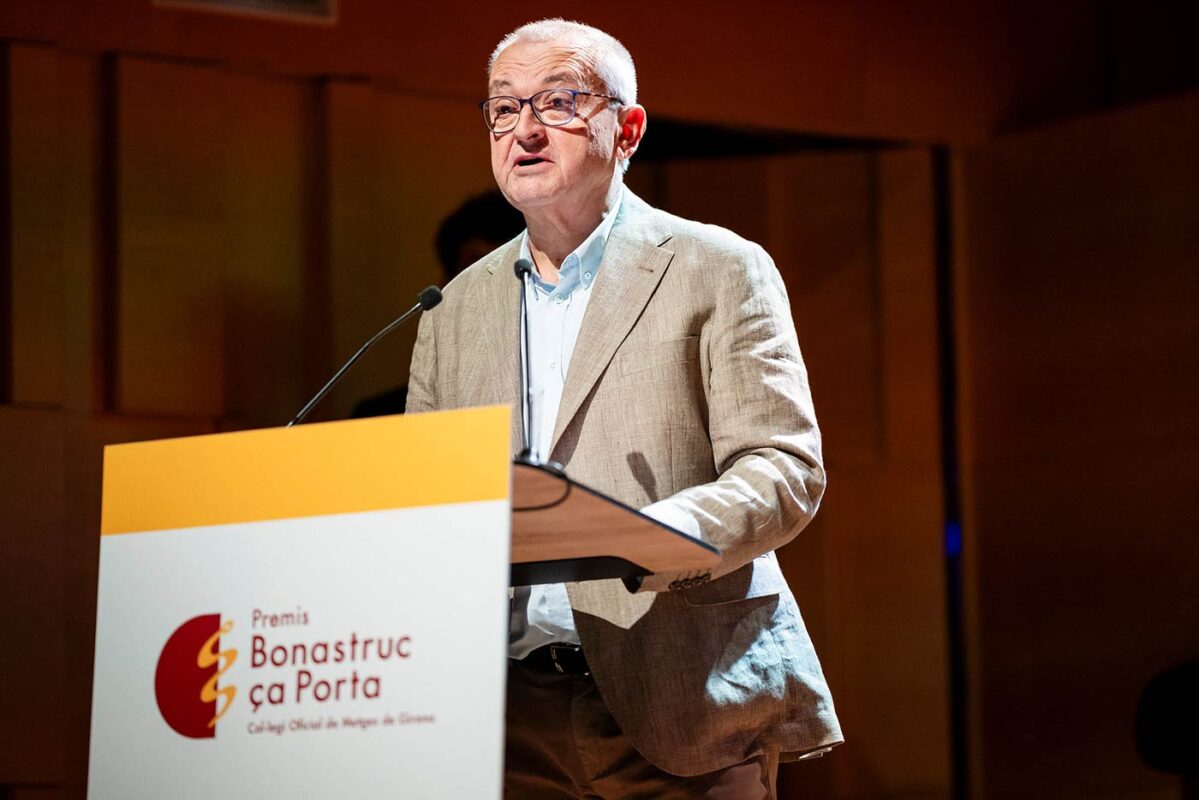 El Dr. Pere Solà rep el premi Bonastruc ça Porta 
