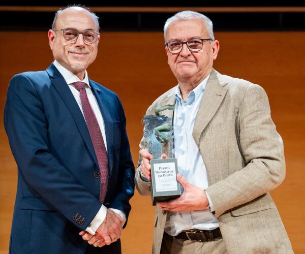 El Dr. Pere Solà rep el premi Bonastruc ça Porta del Col·legi Oficial de Metges de Girona
