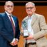 El Dr. Pere Solà recibe el premio Bonastruc ça Porta del Col·legi Oficial de Metges de Girona
