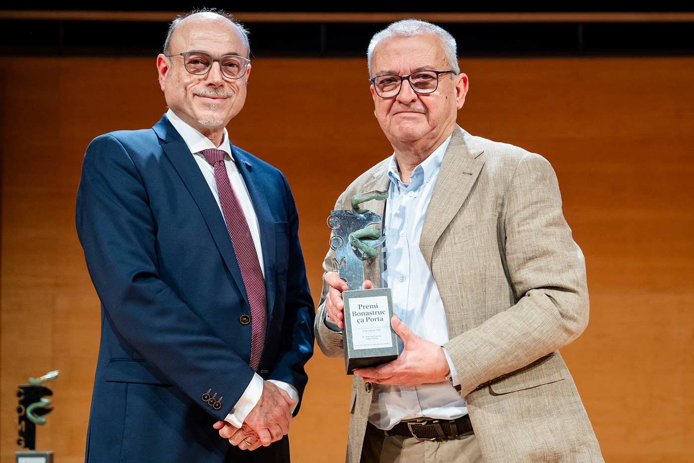 El Dr. Pere Solà rep el premi Bonastruc ça Porta del Col·legi Oficial de Metges de Girona